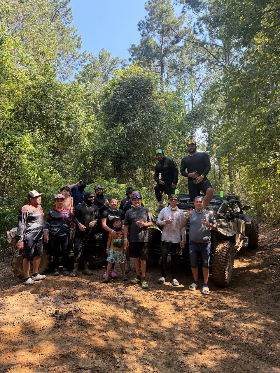 El grupo completo posando en el sendero después de la ruta
