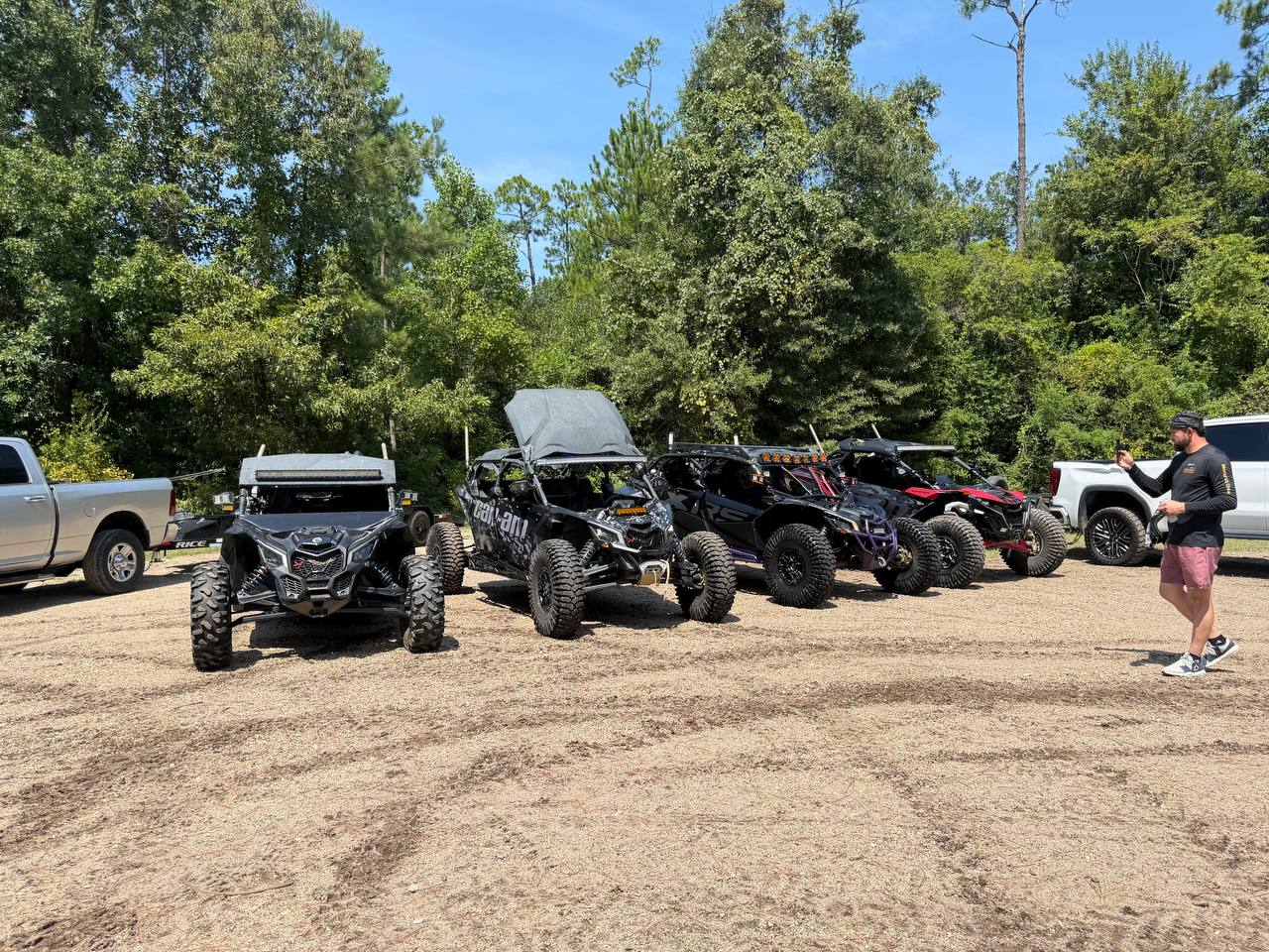 Fila de Can-Am estacionados en el parque de ATV