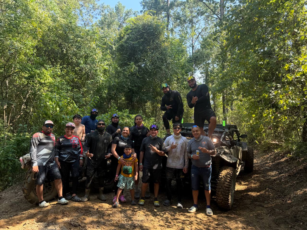 Foto grupal con los Can-Am llenos de barro
